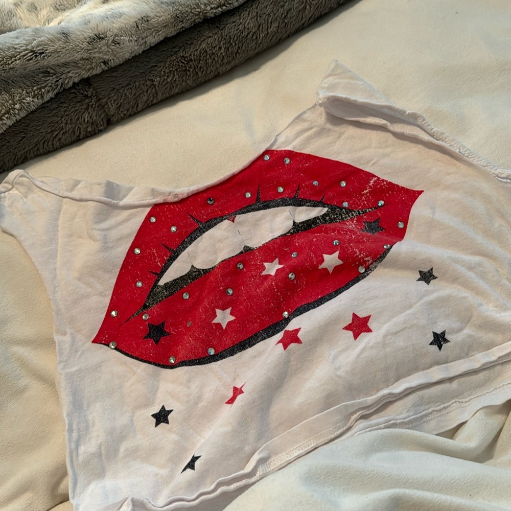 Torn of the shoulder bling - crop tee